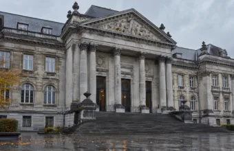Proces o gwałty na parkingu dworca w Mons – prokuratura żąda czterech lat więzienia dla mężczyzny z La Louvière