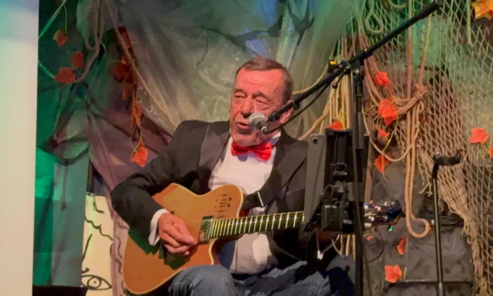 Dominique Piron z gitarą na scenie