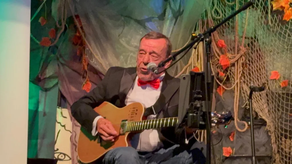 Dominique Piron z gitarą na scenie