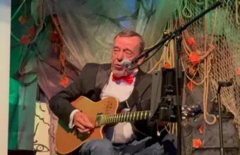 Dominique Piron z gitarą na scenie