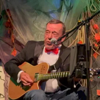 Dominique Piron z gitarą na scenie